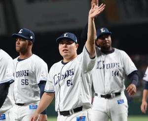 西武オリックス　ホーム最終戦を終え手を振りながら場内一周をする西武平良海馬(撮影･増田悦実)