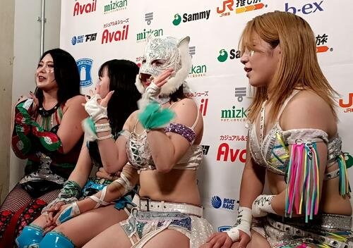 勝利した(左から)舞華、儛島エマ、スターライト･キッド、星来芽依