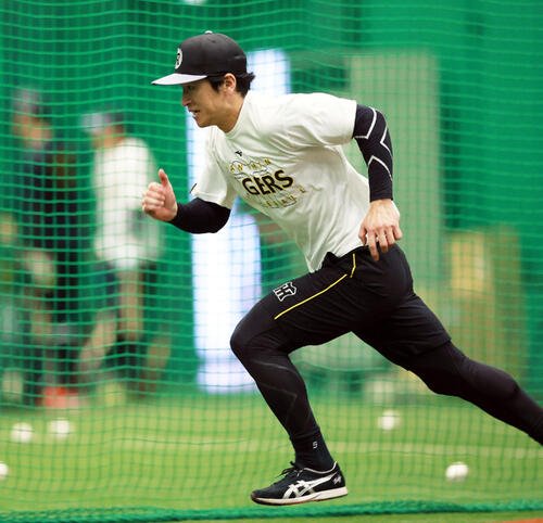 阪神対ヤクルト　室内でダッシュする阪神近本光司(撮影･上山淳一)