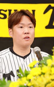 現役引退の記者会見をする西勇輝(撮影･上山淳一)