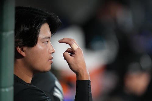 試合を見守るホワイトソックス村上宗隆(AP)
