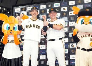 巨人対広島　広島に勝利し笑顔でポーズを決めるを決める巨人戸郷翔征(左)とリチャード(撮影･たえ見朱実)