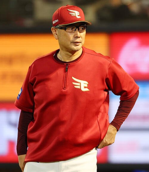 2026年9月29日、選手交代を告げる楽天吉井理人監督