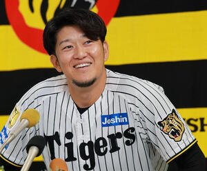 現役引退の記者会見で笑顔を見せる阪神岩貞祐太(撮影･上山淳一)