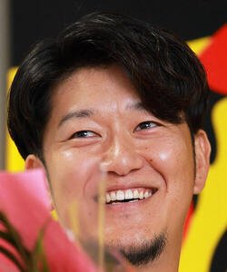 サプライズで登場した仲間からねぎらいの言葉を受け笑顔を見せる岩貞祐太(撮影･上山淳一)