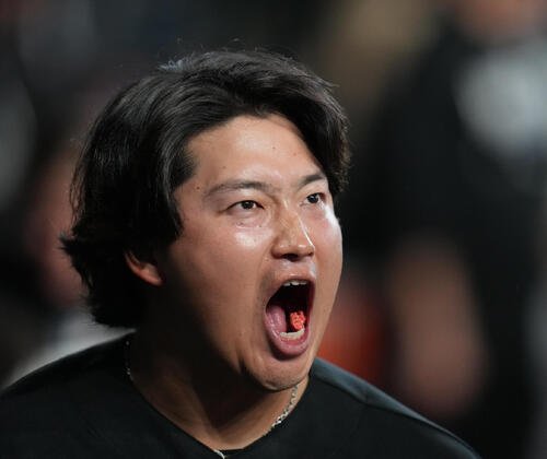 ワイルドカードシリーズ第1戦に勝利し、雄たけびを上げるホワイトソックス村上宗隆(AP)