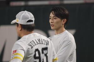 1軍に合流したソフトバンク周東佑京(右)左は村松野手ヘッドコーチ