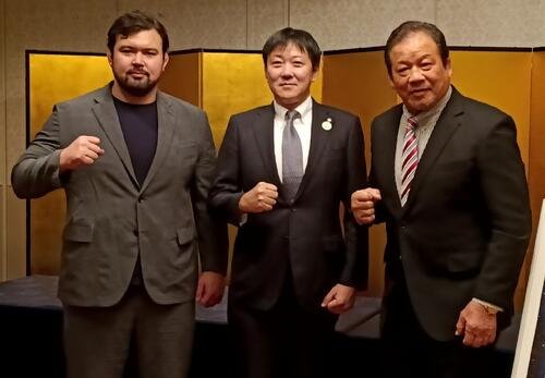 ウルフアロン(左)と藤波辰爾(右)(中央はスポンサーでこの日の立会人を務めたセキチューの関口忠弘社長)