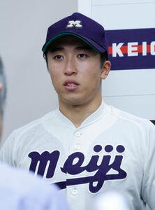 早大対明大　囲み取材に応じる明大･湯田統真(撮影･山本朝陽)
