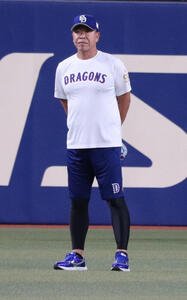全体練習でグラウンドに姿をみせる中日井上監督(撮影･佐瀬百合子)