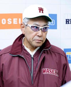 早大対明大　囲み取材に応じる早大･小宮山悟監督(撮影･山本朝陽)