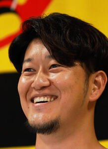 現役引退の記者会見をする阪神岩貞祐太(撮影･上山淳一)