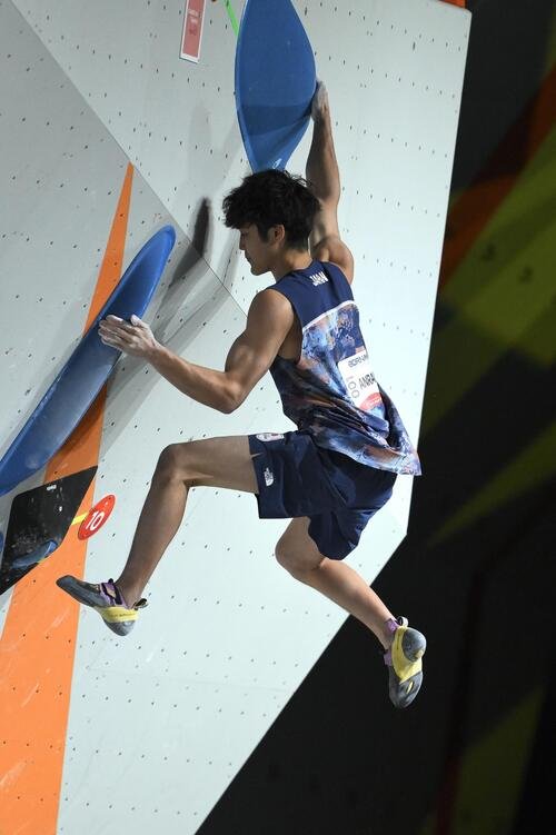 男子ボルダー決勝で第1課題に臨む安楽宙斗(撮影･滝沢徹郎)
