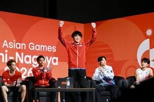 男子ボルダーで優勝を決めガッツポーズする安楽宙斗(中央)。左から2人目は祝福する楢崎智亜(撮影･滝沢徹郎)