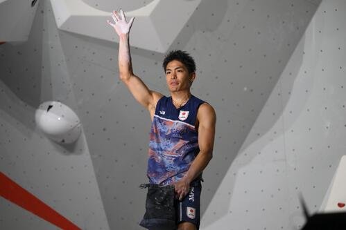 男子ボルダーの第4課題を終え観客席に手を振る楢崎智亜(撮影･滝沢徹郎)