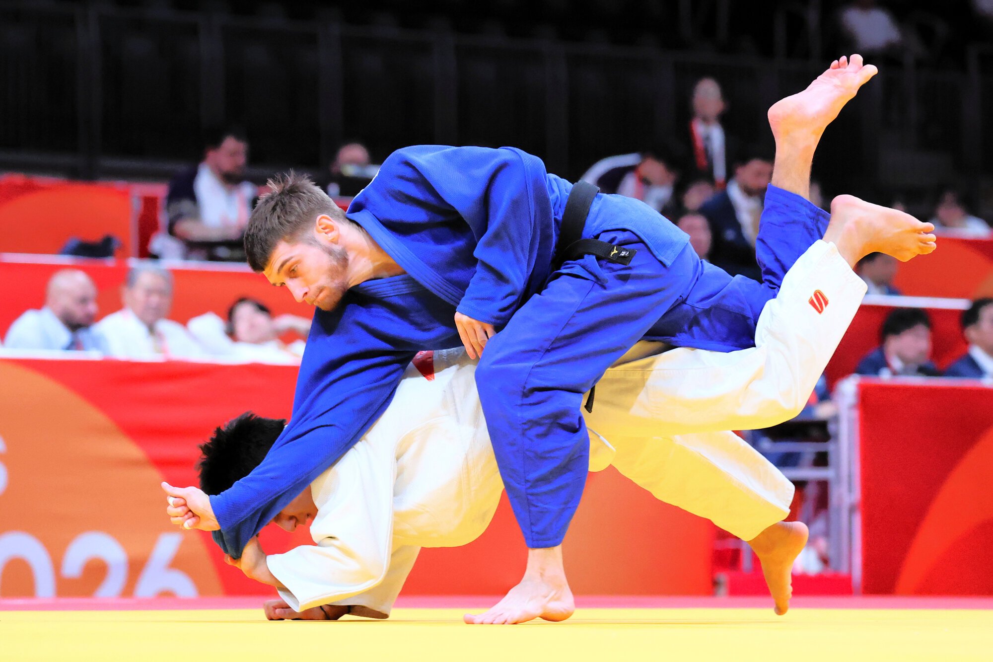 愛知･名古屋アジア大会　柔道の男子60キロ級2回戦で、タジキスタンの選手を攻めるカンボジアのボロディミル･グチコフ･グチコフ(上)=小玉重隆撮影