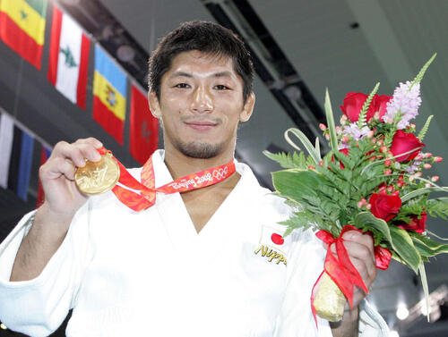 北京五輪柔道男子66キロ級決勝　金メダルを手にする内柴正人(2008年8月撮影)