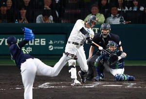 阪神対ヤクルト　8回裏阪神1死一塁、佐藤輝明は右越えに2点本塁打を放つ。投手清水昇(撮影･加藤哉)