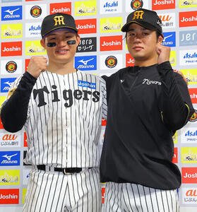 阪神対ヤクルト　お立ち台でガッツポーズを決める森下翔太(左)と高橋遥人(撮影･上田博志)