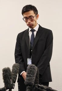 急逝した野上士耀さんについて会見するオリックス小浜裕一球団本部長(撮影･宮崎幸一)