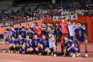 日本対ウズベキスタン　ウズベキスタンに勝利し、記念写真に納まる日本の選手たち(撮影･前田充)