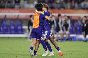 日本対ウズベキスタン　ウズベキスタンに勝利し喜ぶ大関友翔(右)ら(撮影･前田充)