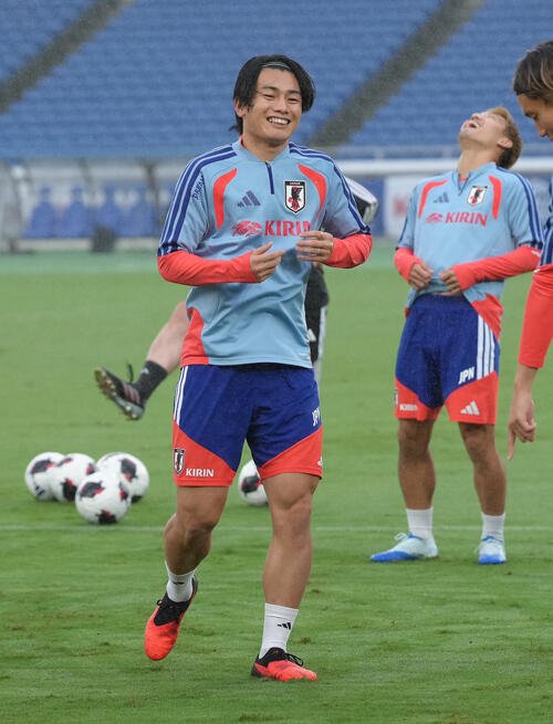 練習中、笑顔を見せる上田綺世(撮影･足立雅史)