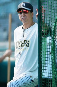 阪神対ヤクルト　試合前の練習を見守る阪神藤川球児監督(撮影･上山淳一)