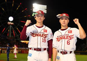 楽天対ロッテ　勝利を喜ぶ楽天荘司康誠(左)と村林一輝(撮影･野上伸悟)