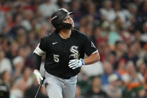 ワイルドカードシリーズ第2戦の5回、打ち上げたセンターフライを見つめるホワイトソックス村上宗隆(AP)