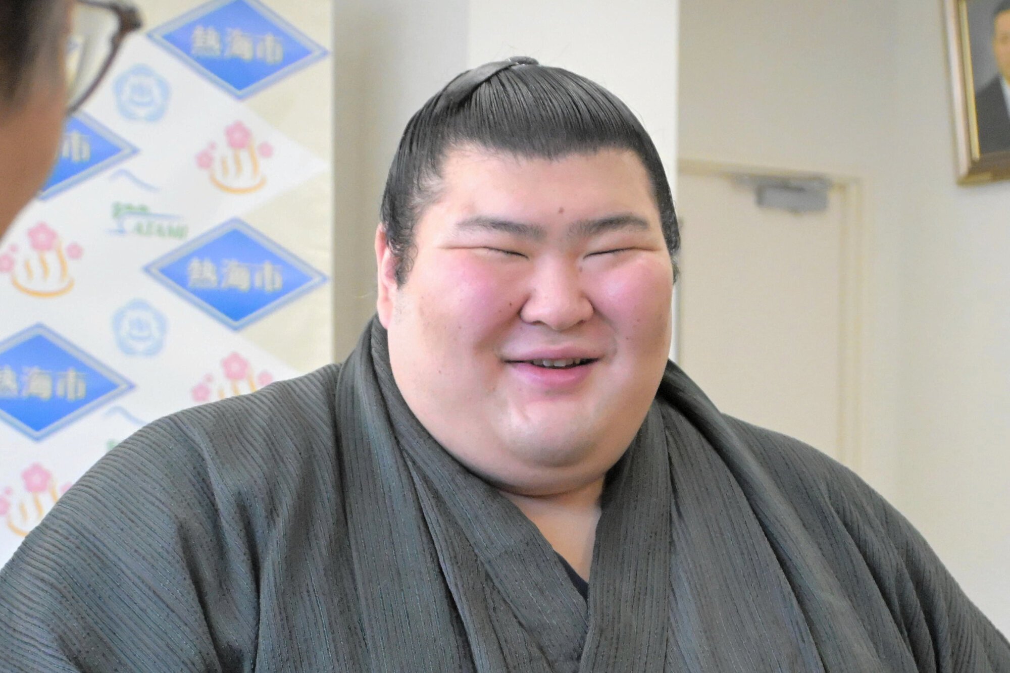 斉藤栄市長(左)に秋場所の結果を報告する熱海富士=2026年10月1日午前9時19分、静岡県熱海市、山下凜太朗撮影