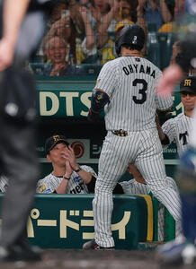 阪神対ヤクルト　2回裏阪神1死、ソロ本塁打を放った大山悠輔(手前)を出迎える藤川球児監督(撮影･上山淳一)
