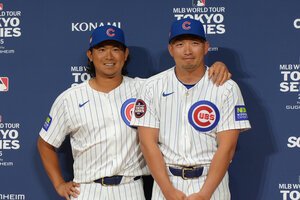 ドジャースとの開幕シリーズに向けた記者会見に出席したカブスの今永昇太(左)と鈴木誠也=2025年3月、東京都文京区