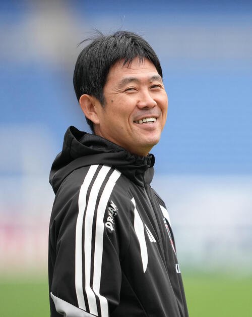 26年9月30日　練習前、笑顔を見せる森保一監督(撮影･足立雅史)