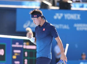 錦織圭対フランシス･ティアフォー　第1セット、バックハンドを決めガッツポーズをする錦織圭(撮影･増田悦実)