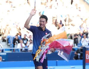 錦織圭対フランシス･ティアフォー　観客の声援に笑顔で応える錦織圭(撮影･増田悦実)