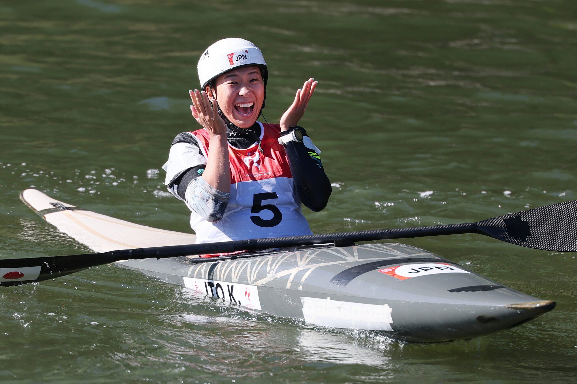 愛知･名古屋アジア大会　カヌー･スラローム女子カヤックシングル決勝、優勝が決まり喜ぶ伊藤くるみ=瀬戸口翼撮影
