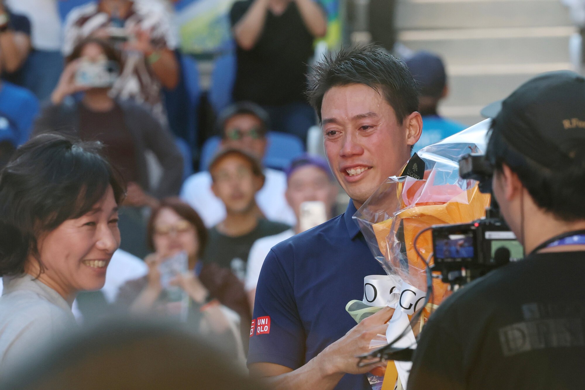 試合に敗れた後、伊達公子さん(左)から花束を贈られ、涙を流す錦織圭=吉田耕一郎撮影