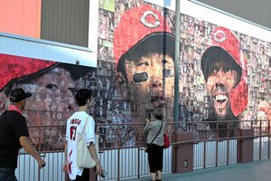 マツダスタジアムへ向かう通路の壁画には、小園選手らの顔があしらわれている=2026年10月1日午後3時52分、広島市南区西蟹屋町3丁目、小林晴香撮影