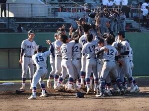 横浜を破り優勝し歓喜する慶応の選手たち(撮影･保坂淑子)
