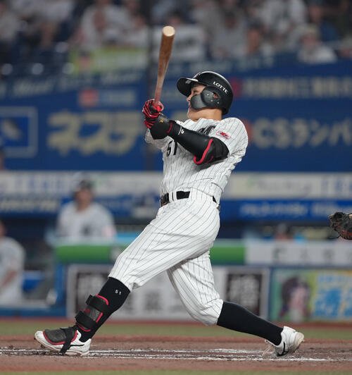 ロッテ対日本ハム　8回裏ロッテ無死、山口航輝は中越え本塁打を放つ(撮影･足立雅史)