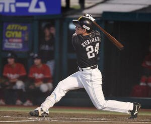 楽天対ソフトバンク　1回表ソフトバンク1死、40号本塁打を右越えに放つ栗原陵矢(撮影･野上伸悟)