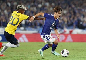 日本対エクアドル　前半、ドリブルで仕掛ける久保建英(撮影･宮地輝)