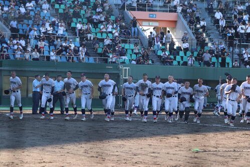 横浜対慶応　敗戦に肩を落とす横浜の選手たち(撮影･保坂淑子)
