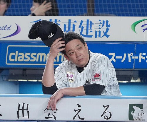 ロッテ対日本ハム　ベンチで浮かない表情を見せるロッテ･サブロー監督(撮影･足立雅史)