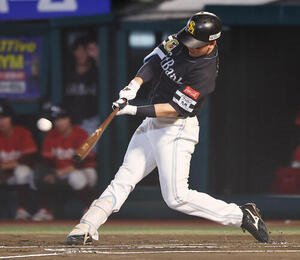 楽天対ソフトバンク　1回表ソフトバンク1死、40号本塁打を放つ栗原陵矢(撮影･野上伸悟)