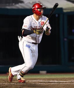 楽天対ソフトバンク　6回裏楽天1死、プロ初安打を放つ阪上翔也(撮影･野上伸悟)