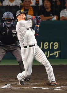 阪神対巨人　6回裏阪神無死、大山悠輔は同点本塁打を放つ(撮影･上田博志)