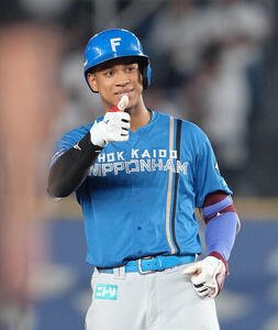 ロッテ対日本ハム　5回表日本ハム2死三塁、万波中正は適時二塁打を放ちベンチにポーズ(撮影･足立雅史)