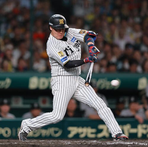 阪神対巨人　9回裏阪神2死二、三塁、大山悠輔は中前適時打を放つ(撮影･上山淳一)